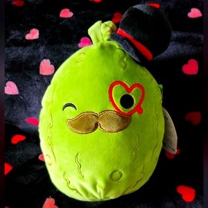 NWT Charles 8" Valentines Day Pickle Squishmallows Green Hat & Heart monocle eye